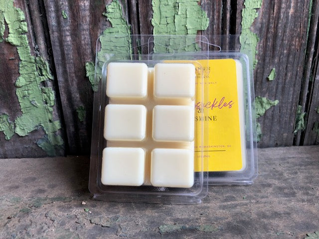 Our Honeysuckles & Jasmine soy candle is our wink to Spring time and the first blooms within a Spring garden. This is a simplistic, honey-sweet aroma of lemon, violet, honeysuckles, jasmine, fresh powder & wood. One cube should fill a room easily.